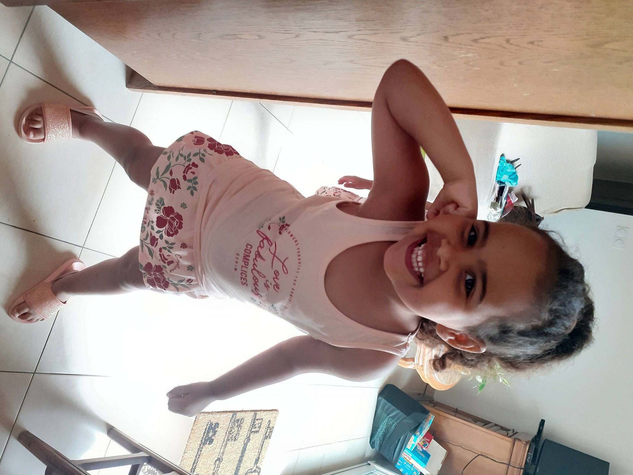 Zahra participe au concours pour gagner de l'argent avec cette photo : joy, leg, person, thigh