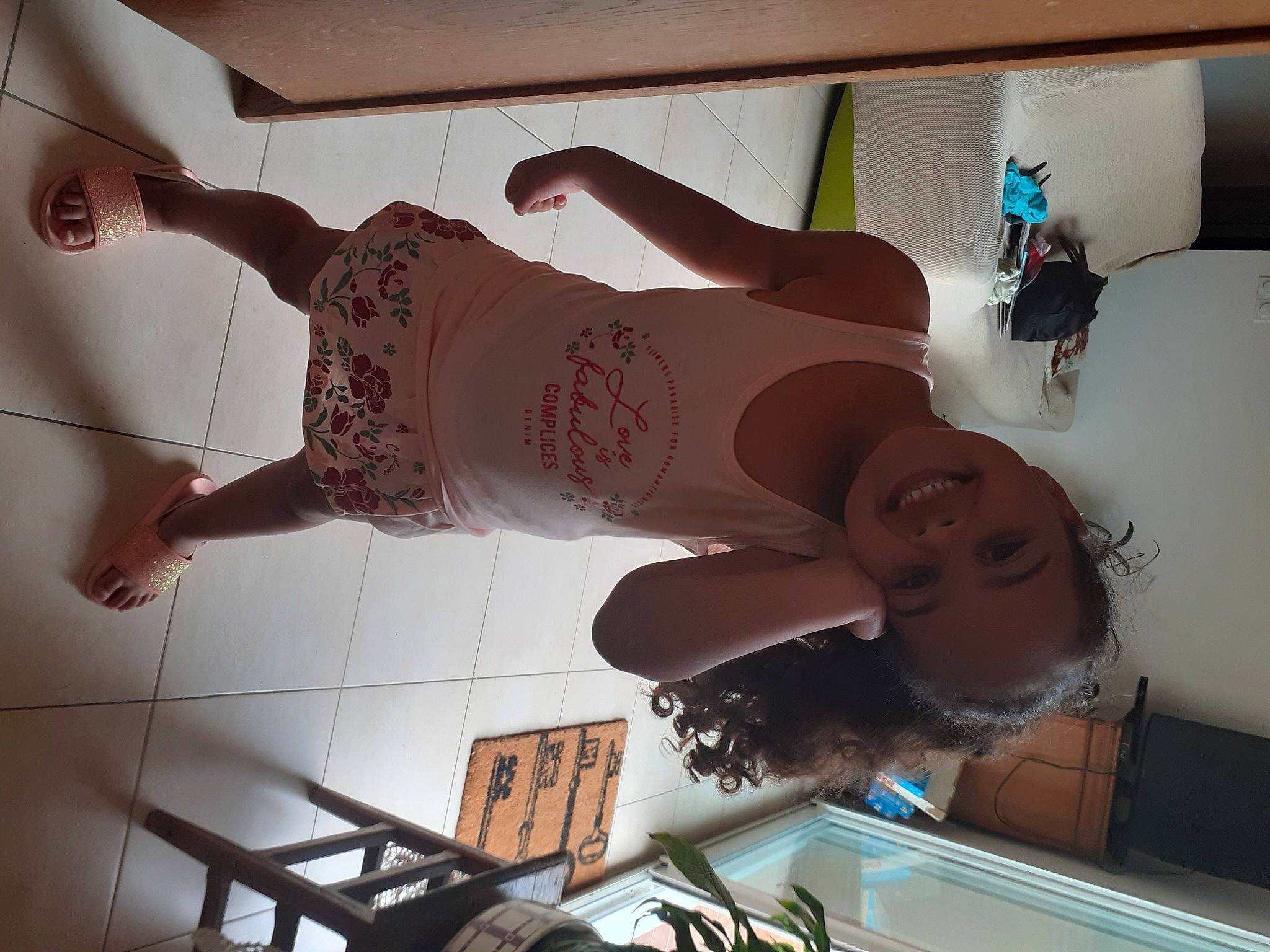 Zahra participe au concours pour gagner de l'argent avec cette photo : joy, leg, person, under_exposed