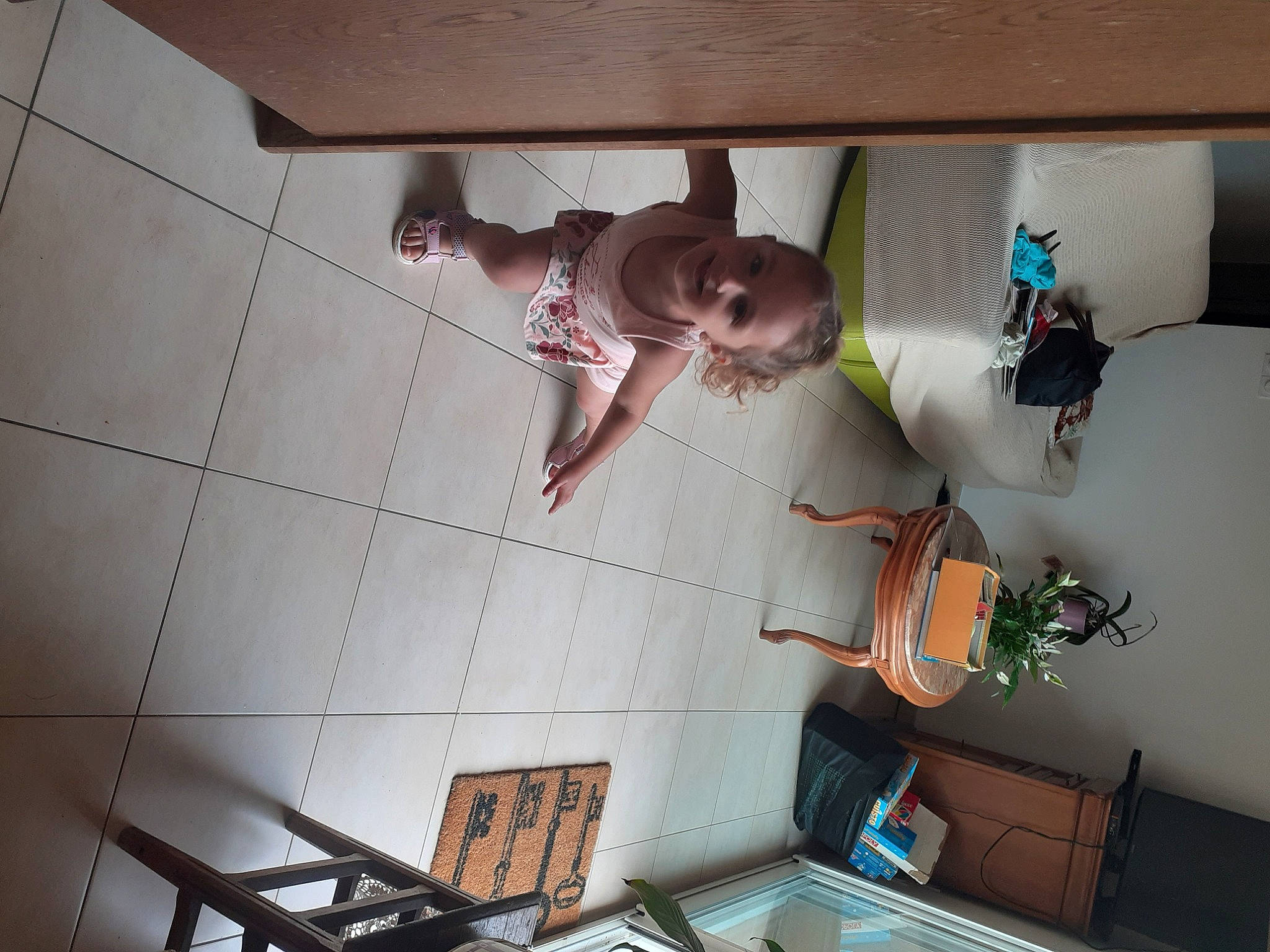 Zina a rejoint le concours — aidez-le/la à gagner de superbes lots ! floor, flooring, joy, person, room, tile