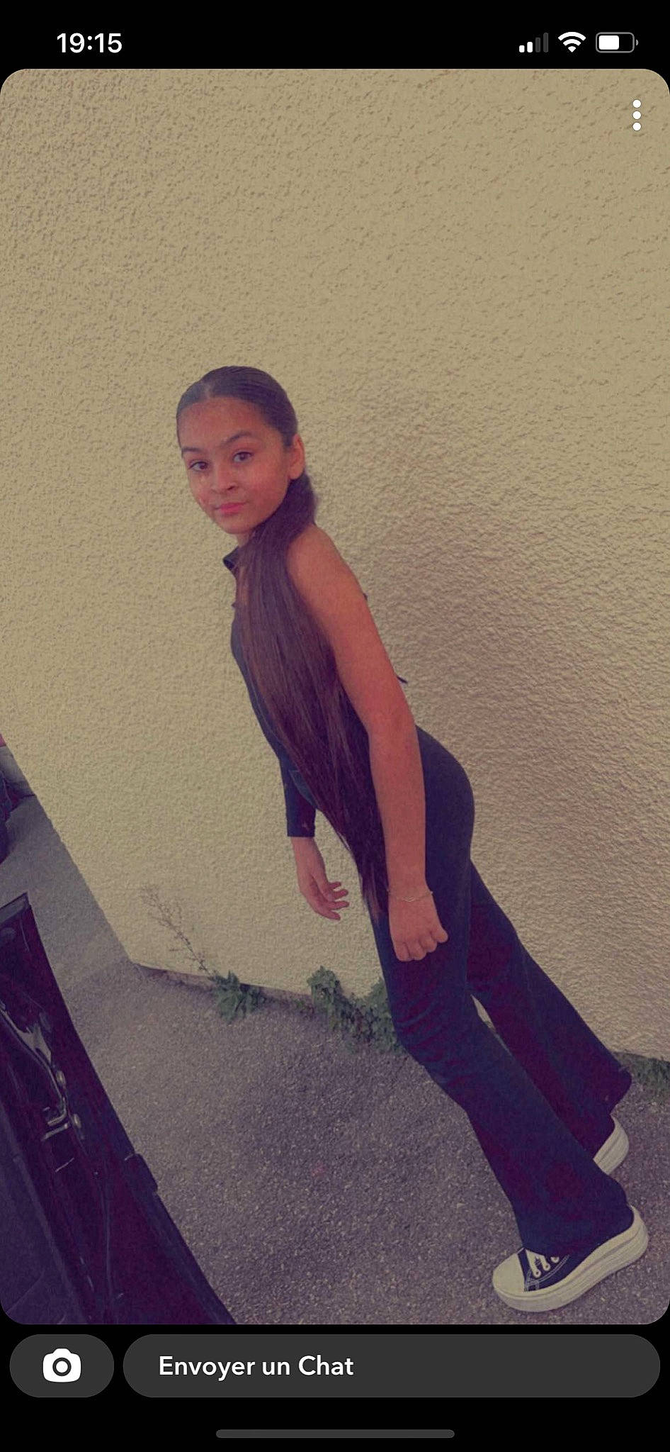 Syliana participe au concours pour gagner de l'argent avec cette photo : brown_hair, elbow, electric_blue, fashion_design, flash_photography, flooring, happy, human_leg, knee, long_hair, magenta, person, shoulder, sleeve, sportswear, t_shirt, thigh, tints_and_shades, trunk, waist