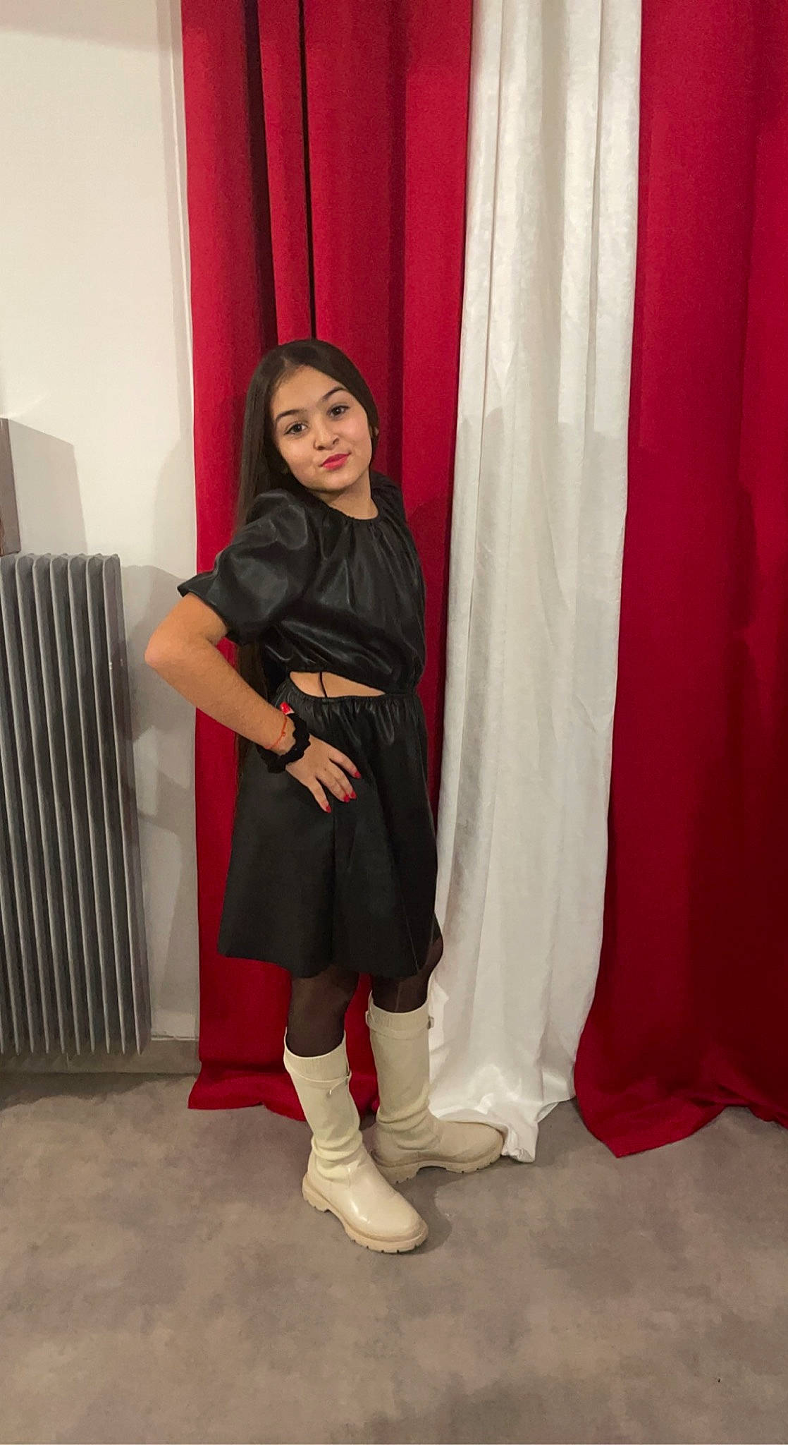 Syliana a rejoint le concours — aidez-le/la à gagner de superbes lots ! boot, carmine, clothing, costume, curtain, event, fashion_design, flooring, footwear, formal_wear, human_leg, knee, leg, long_hair, magenta, peach, person, sitting, sleeve, thigh