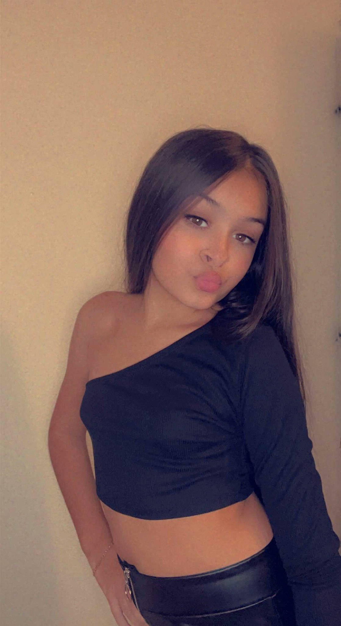 Syliana a rejoint le concours — aidez-le/la à gagner de superbes lots ! arm, clothing, eye, eyebrow, eyelash, face, flash_photography, gesture, human_body, iris, joint, lip, mouth, neck, person, shoulder, sleeve, stomach, t_shirt, thigh