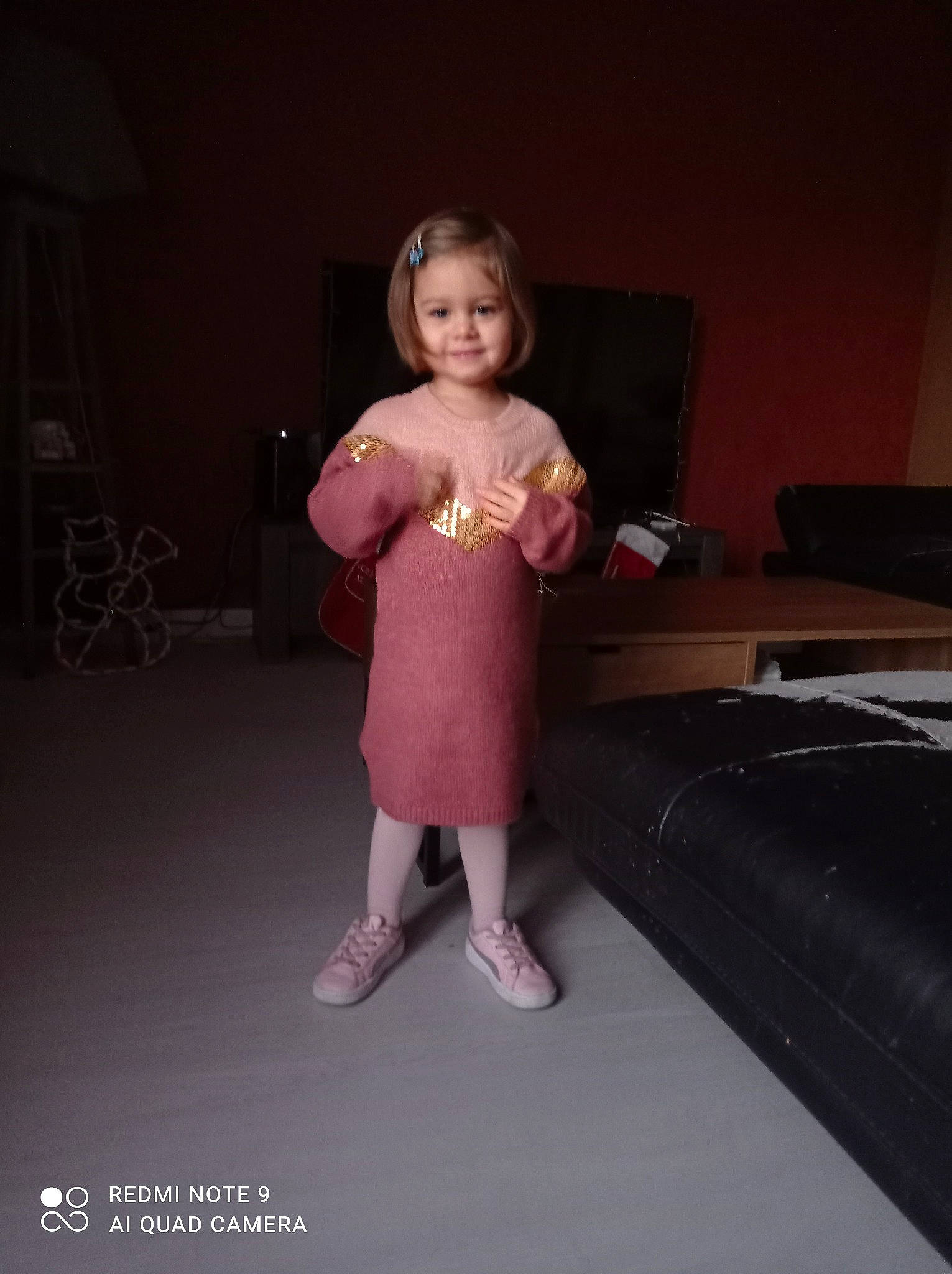 Nyanna participe au concours pour gagner de l'argent avec cette photo : baby_toddler_clothing, bag, comfort, event, flash_photography, floor, flooring, formal_wear, fun, hardwood, human_leg, joy, knee, luggage_and_bags, magenta, person, room, sandal, sitting, sleeve