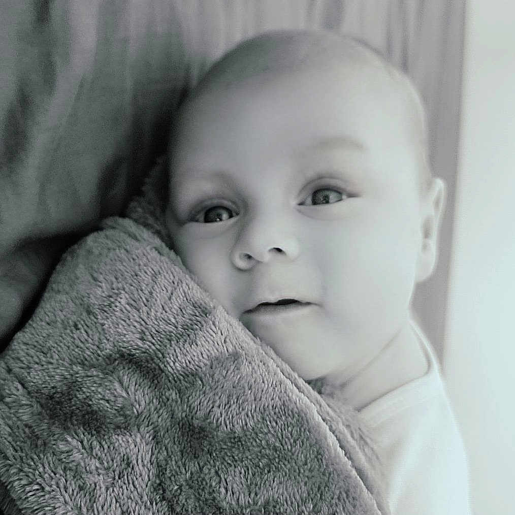 ézio participe au concours pour gagner de l'argent avec cette photo : baby, bathtowel, blanket, face, happy, head, newborn, person, photography, portrait, quilt, smile, towel