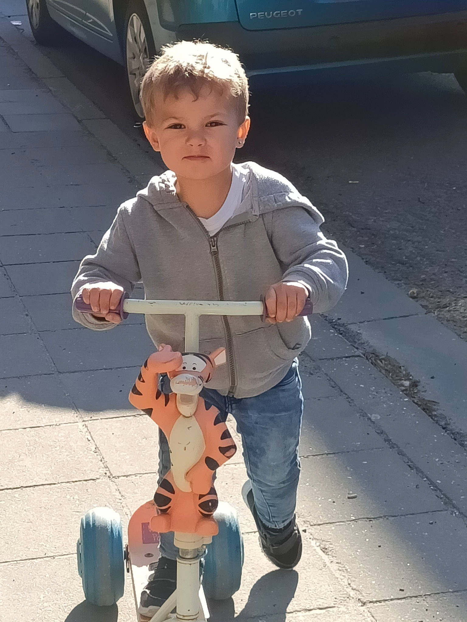 Yohan participe au concours pour gagner de l'argent avec cette photo : asphalt, child, cool, fun, jeans, leg, pedestrian, person, recreation, road, road_surface, shoe, sidewalk, sitting, snapshot, street, street_fashion, tire, toddler, vehicle_door