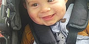 Nino a rejoint le concours — aidez-le/la à gagner de superbes lots ! toddler, child, smile, face, stroller, seatbelt, hair, clothing, hand, happy, baby, portrait, safety, cute, infant, young_child, seat, casual, outdoor, daylight