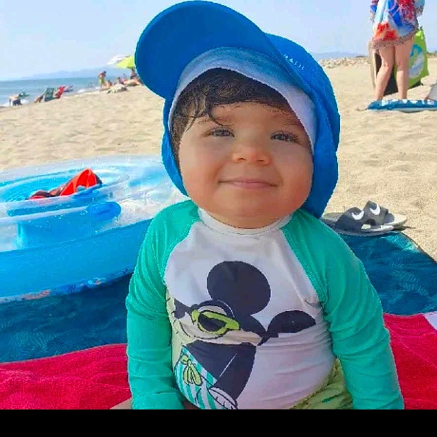 Djuliano a rejoint le concours — aidez-le/la à gagner de superbes lots ! adult, baby, baseballcap, beach, cap, clothing, coast, face, female, hat, head, nature, outdoors, person, photography, portrait, sea, shoreline, water, woman