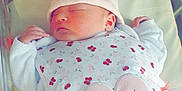 Kayla a rejoint le concours — aidez-le/la à gagner de superbes lots ! newborn, baby, sleeping, hospital, bassinet, hat, clothing, infant, cute, pink, heart, floral_pattern, bed, blanket, peaceful, face, person, resting, indoors, child