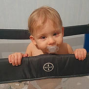 Kayden a rejoint le concours — aidez-le/la à gagner de superbes lots ! toddler, child, pacifier, playpen, indoor, curious, baby, hands, mesh, diaper, toys, soft_toys, hair, face, eyes, furniture, home, cute, grip, infant