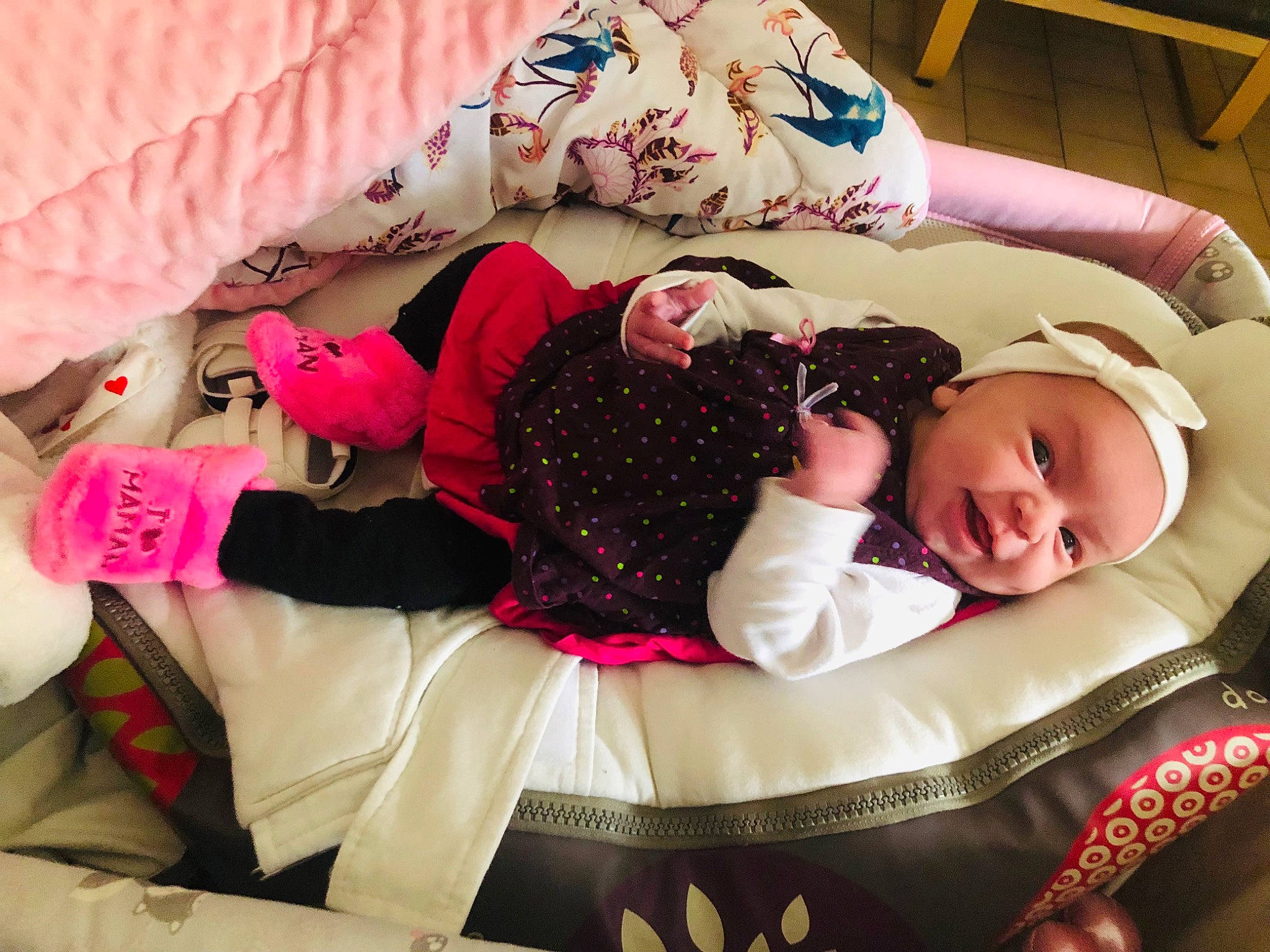 Ilanna a rejoint le concours — aidez-le/la à gagner de superbes lots ! baby, baby_toddler_clothing, carmine, child, comfort, happy, headwear, human_body, lap, linens, magenta, mammal, pattern, person, pink, product, room, sleeve, textile, thigh