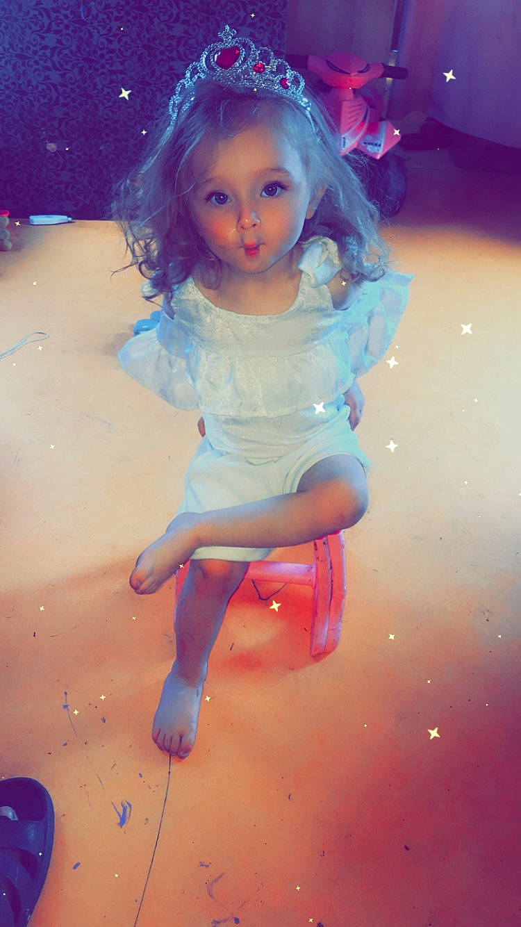 Elaynna participe au concours pour gagner de l'argent avec cette photo : child, dress, electric_blue, entertainment, flash_photography, fun, happy, human_leg, jewellery, leisure, lip, long_hair, magenta, performing_arts, person, pink, purple, sitting, skin, surprise