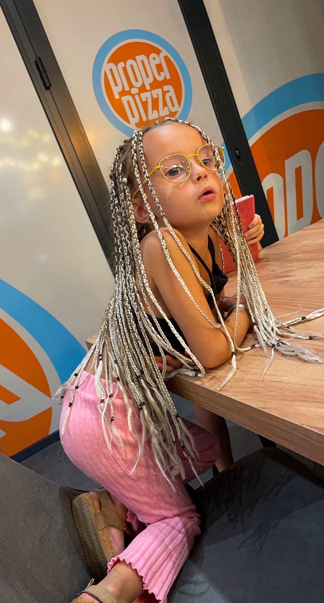 Emna a rejoint le concours — aidez-le/la à gagner de superbes lots ! audio_equipment, bracelet, cosmetics, dress, earrings, entertainment, event, eyelash, eyewear, fashion_accessory, fashion_design, human_body, human_leg, jewellery, long_hair, music, music_artist, musician, necklace, person