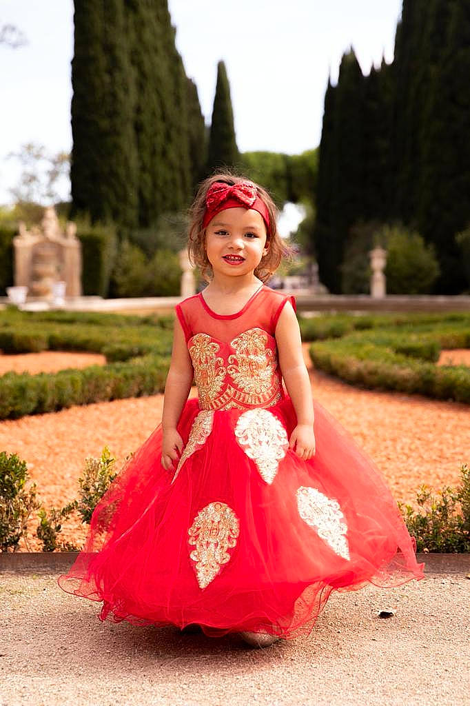 Giulia participe au concours pour gagner de l'argent avec cette photo : dress, event, eye, face, flash_photography, formal_wear, fun, grass, happy, headwear, joy, leisure, magenta, people_in_nature, person, pink, plant, skin, sky, smile
