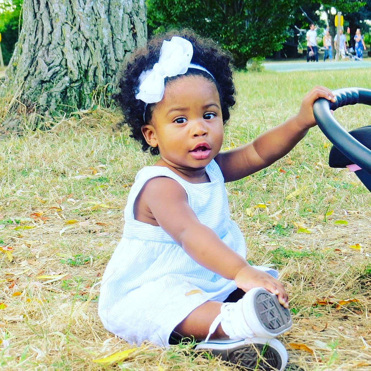 Abigail participe au concours pour gagner de l'argent avec cette photo : baby, baby_toddler_clothing, child, child_model, grass, hair_accessory, happy, headband, headgear, person, photography, plant, play, sitting, smile, summer, toddler