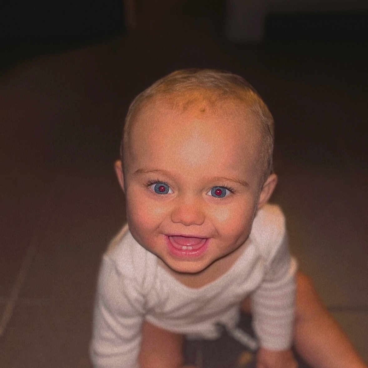 Théo participe au concours pour gagner de l'argent avec cette photo : baby, babycrawling, babylaughing, blonde, bodypart, crawling, face, finger, hair, hand, happy, head, laughing, mouth, person, photography, portrait, sitting, smile, teeth