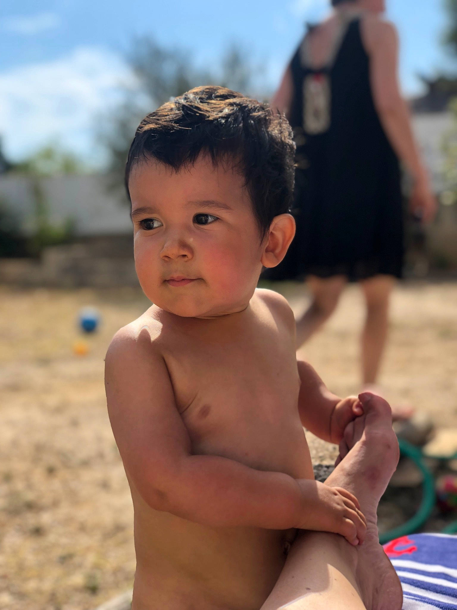 Loan participe au concours pour gagner de l'argent avec cette photo : abdomen, barechested, barefoot, beach, chest, child, foot, fun, happy, human_body, leisure, people, people_in_nature, people_on_beach, person, sand, sky, summer, thigh, toddler