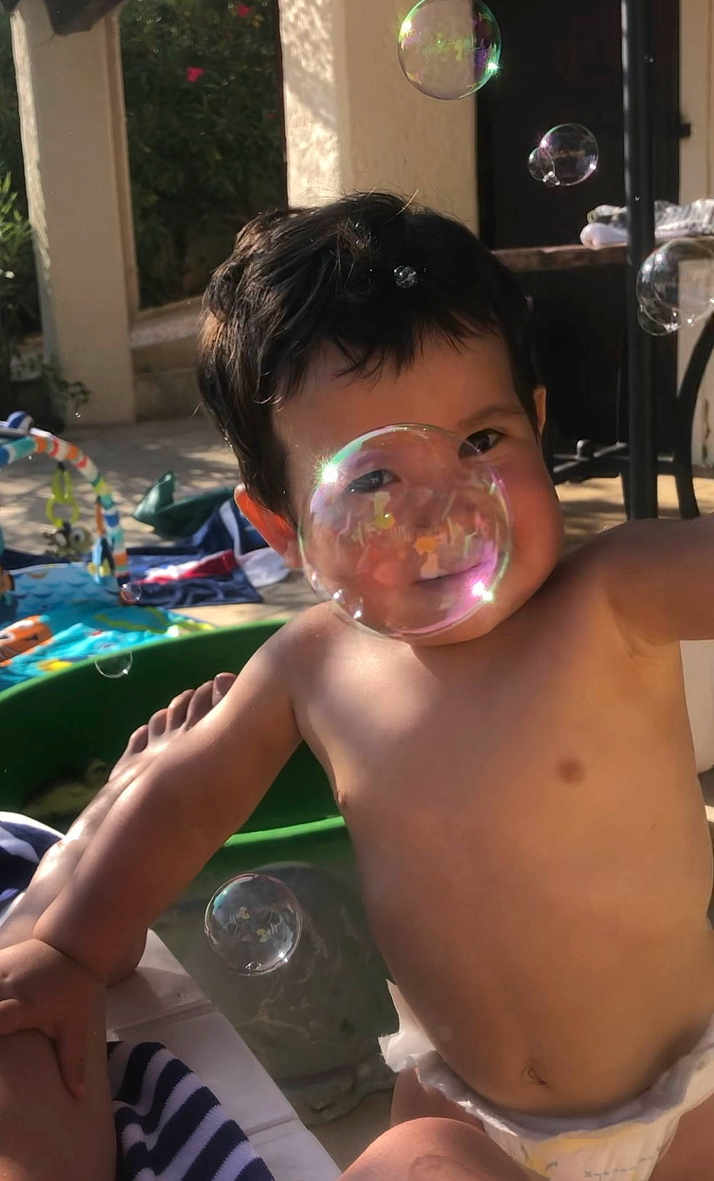 Loan a rejoint le concours — aidez-le/la à gagner de superbes lots ! abdomen, barechested, chest, child, drinking, ear, event, eyewear, fun, glass, leisure, party, person, personal_protective_equipment, recreation, room, shoulder, t_shirt, toddler, vacation