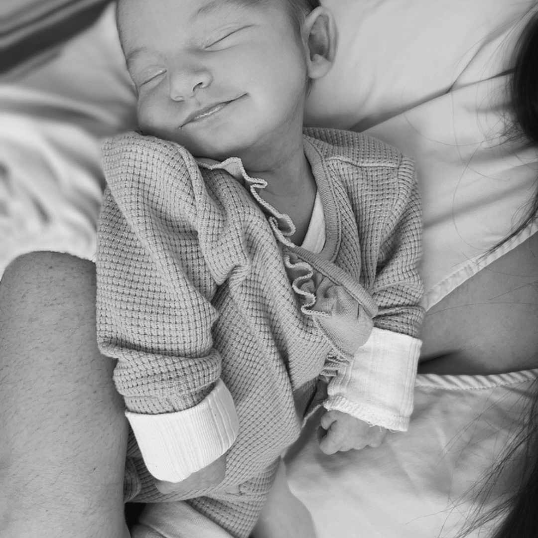 Ambre a rejoint le concours — aidez-le/la à gagner de superbes lots ! baby, bodypart, clothing, couch, cushion, face, finger, furniture, glove, hand, happy, head, homedecor, newborn, person, photography, portrait, shorts, sleeping, smile