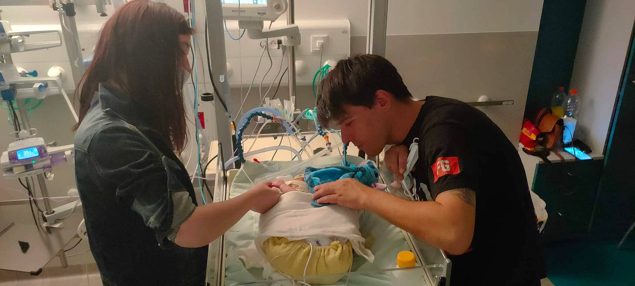 Irvin participe au concours pour gagner de l'argent avec cette photo : engineering, event, glove, health_care, health_care_provider, hospital, medical, medical_assistant, medical_equipment, medical_glove, medical_procedure, nursing, operating_theater, patient, person, physician, safety_glove, science, scrubs, service