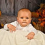 Camille participe au concours pour gagner de l'argent avec cette photo : baby, blanket, pumpkin, autumn, fall, hay, orange_leaves, basket, corn, wooden_background, cute, child, portrait, indoor, seasonal, cozy, smiling, white_clothing, curious, crawling