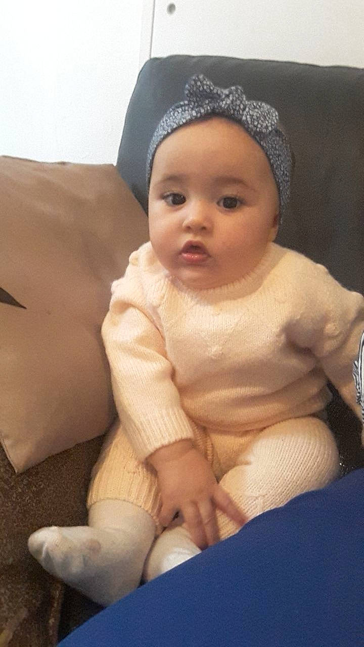 Leïna a rejoint le concours — aidez-le/la à gagner de superbes lots ! baby, baby_toddler_clothing, cap, cheek, child, chin, comfort, facial_expression, finger, head, headwear, human_body, human_leg, knee, lap, lip, mouth, person, skin, sleeve