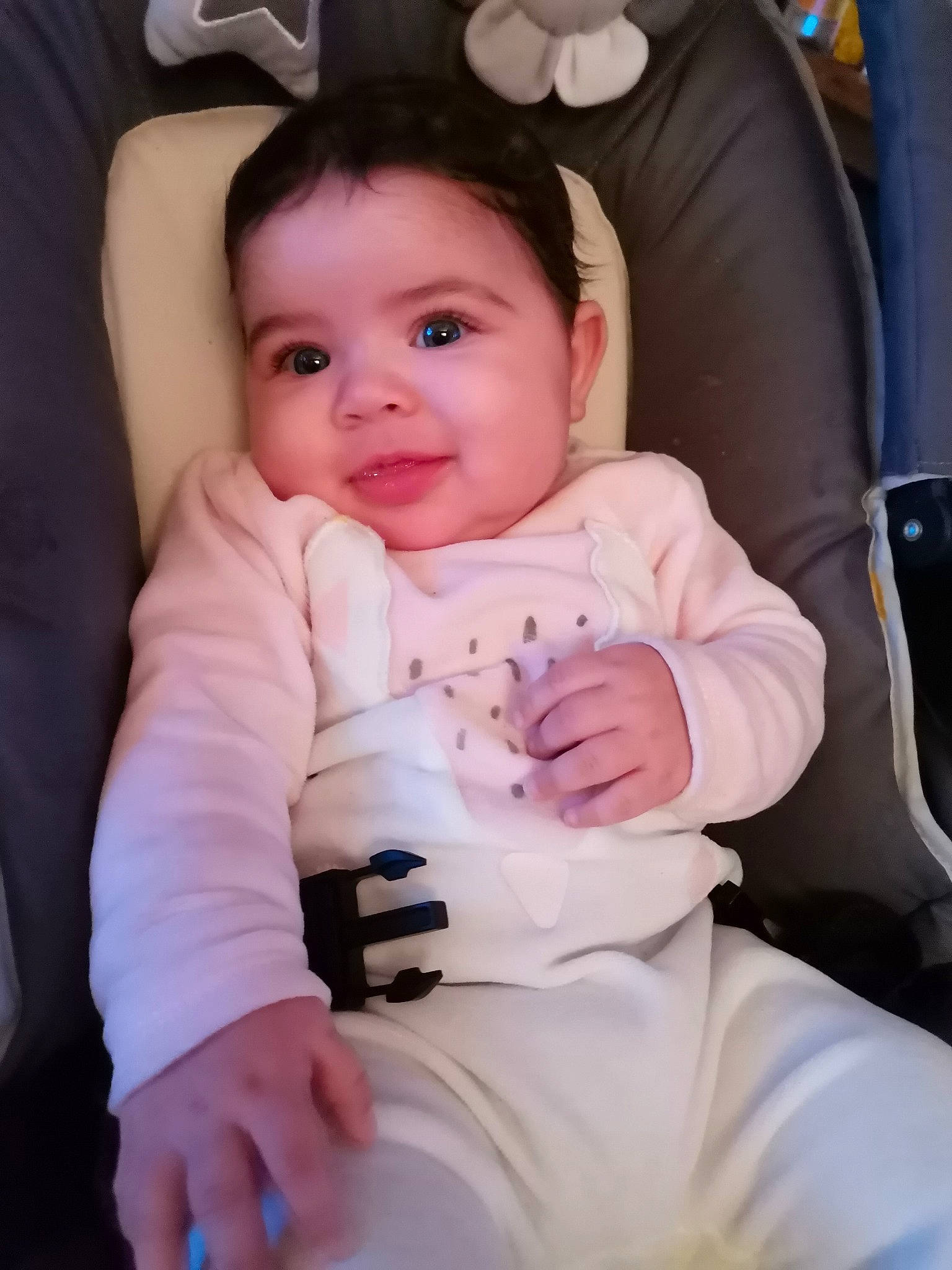 Kamila a rejoint le concours — aidez-le/la à gagner de superbes lots ! arm, baby, baby_products, baby_toddler_clothing, cheek, child, comfort, finger, gesture, happy, knee, lap, person, pink, skin, sleeve, smile, thigh, thumb, toddler