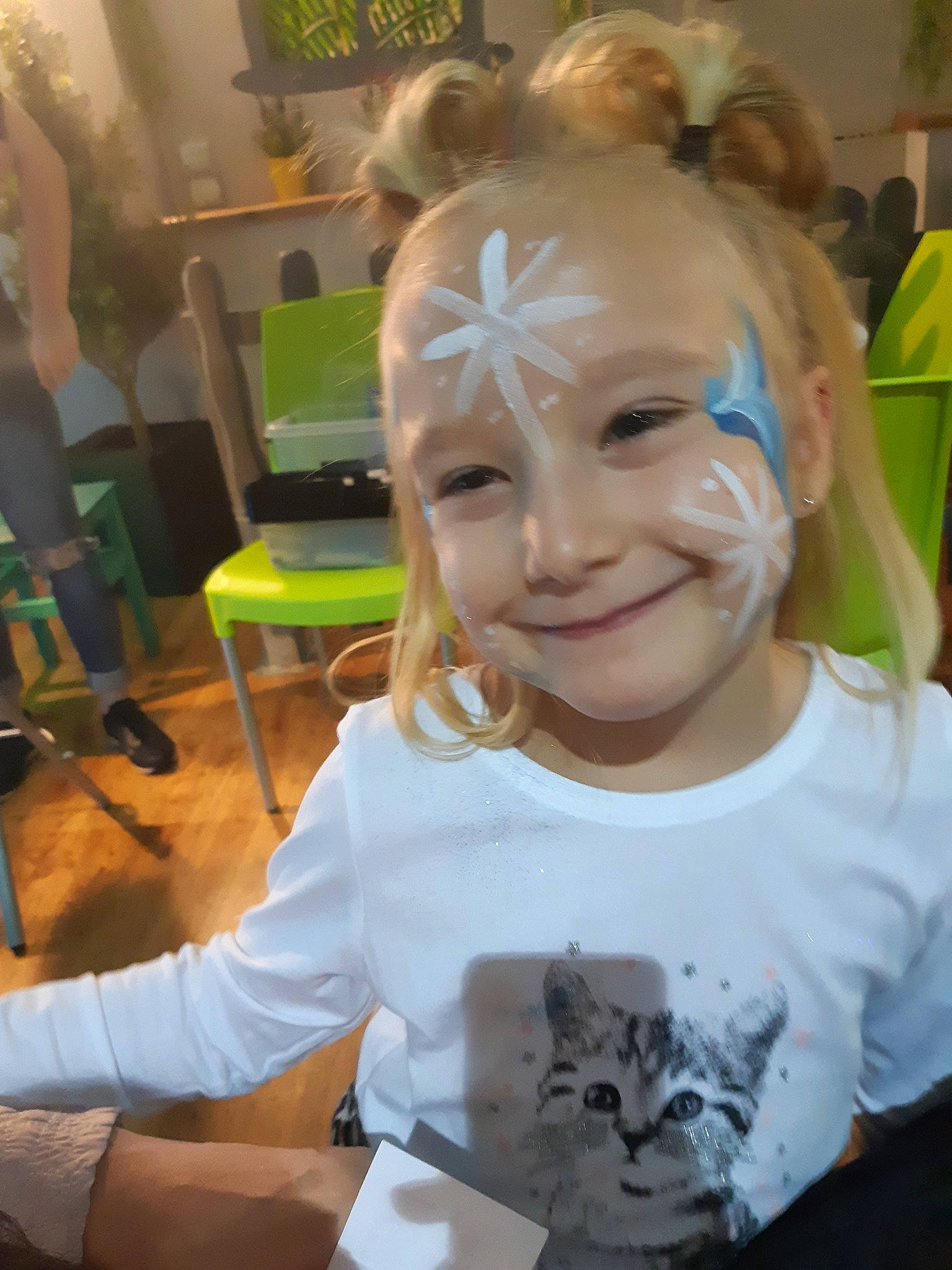 Clara a rejoint le concours — aidez-le/la à gagner de superbes lots ! blond, child, cool, eye, face, facial_expression, fun, girl, hair, hair_coloring, hairstyle, head, headgear, human_hair_color, joy, person, product, skin, smile, toddler