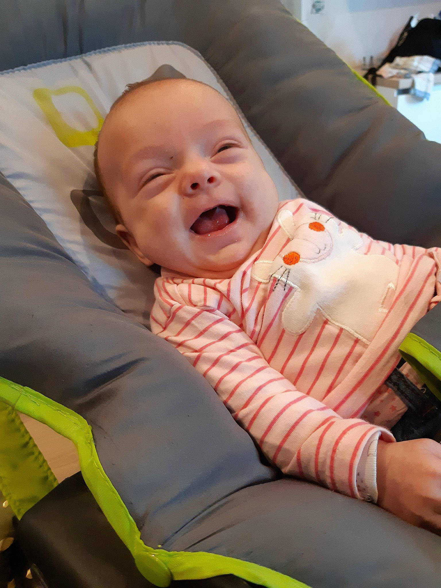 Amelia a rejoint le concours — aidez-le/la à gagner de superbes lots ! baby_products, bedtime, cheek, child, day, eye, facial_expression, fun, girl, happiness, infant, laughter, mouth, person, product, sitting, skin, smile, textile, toddler