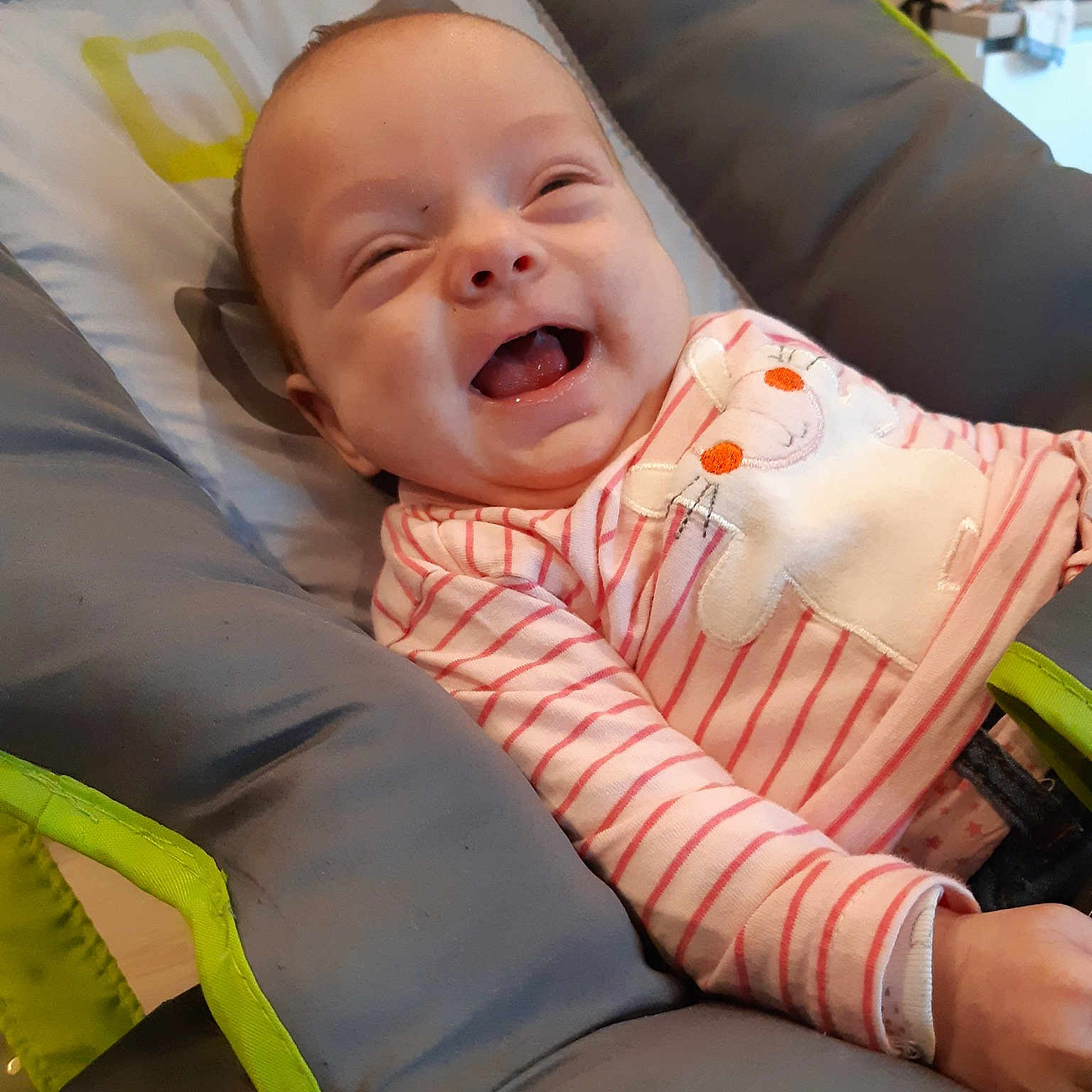 Amelia a rejoint le concours — aidez-le/la à gagner de superbes lots ! baby_products, bedtime, cheek, child, day, eye, facial_expression, fun, girl, happiness, infant, laughter, mouth, person, product, sitting, skin, smile, textile, toddler
