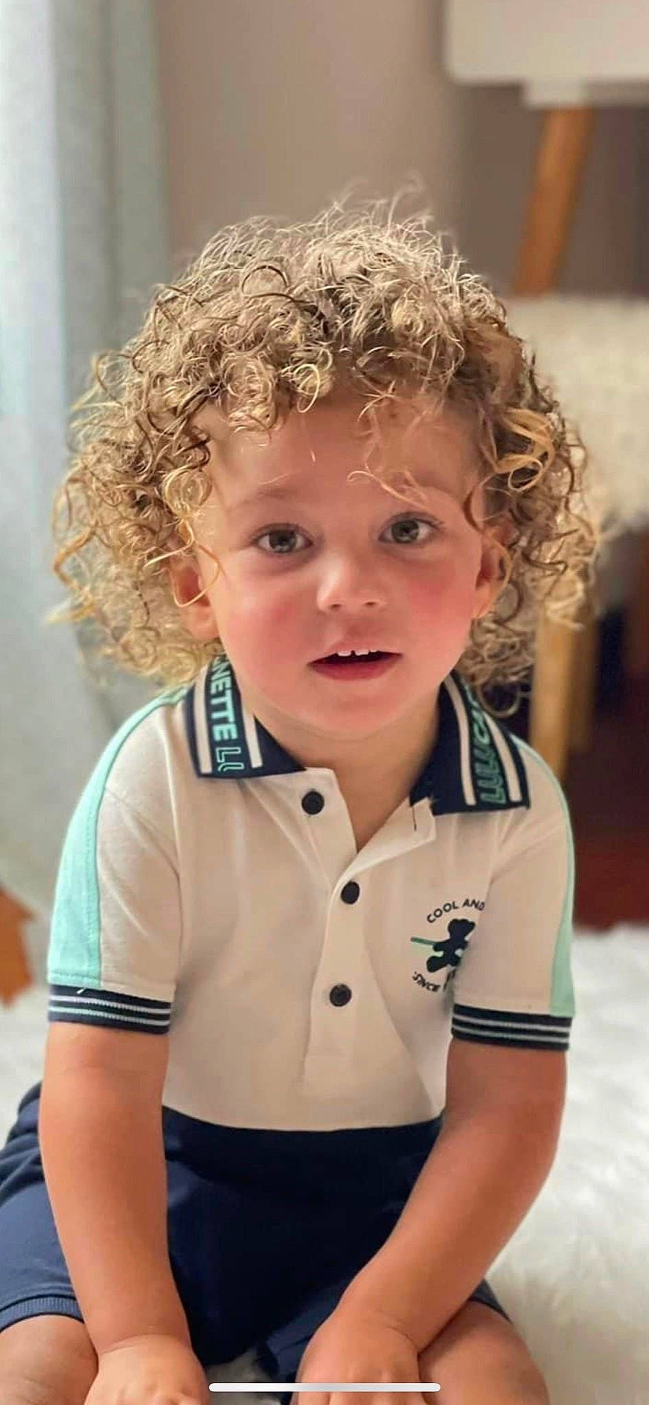 Arthur a rejoint le concours — aidez-le/la à gagner de superbes lots ! arm, cheek, child, chin, cool, eyebrow, eyelash, facial_expression, fun, hair, hairstyle, happy, human, lip, nose, person, shoulder, skin, sleeve, toddler