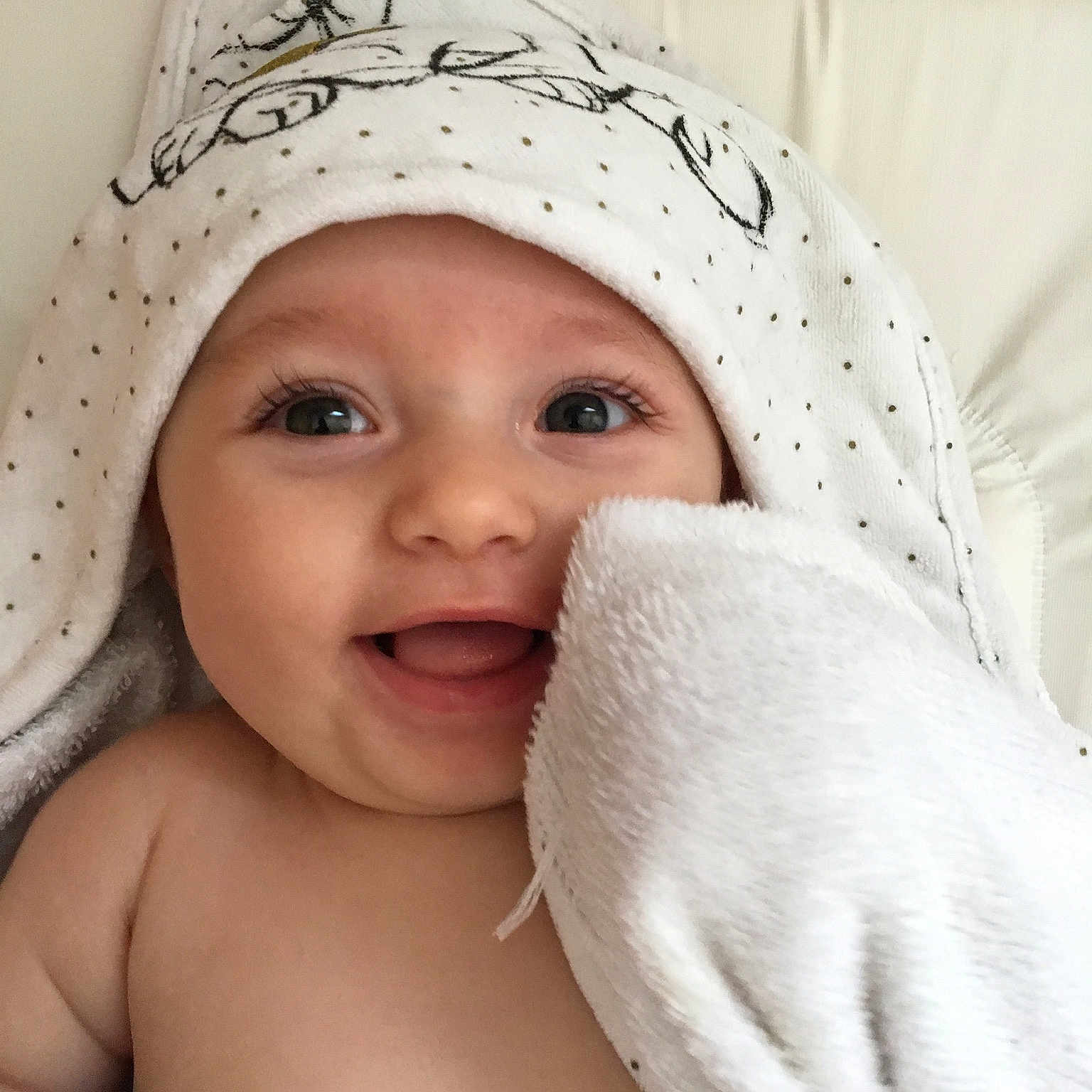 Milia participe au concours pour gagner de l'argent avec cette photo : beauty, cheek, child, close_up, eye, face, girl, head, headgear, headwear, infant, lip, nose, person, product, skin, smile, toddler