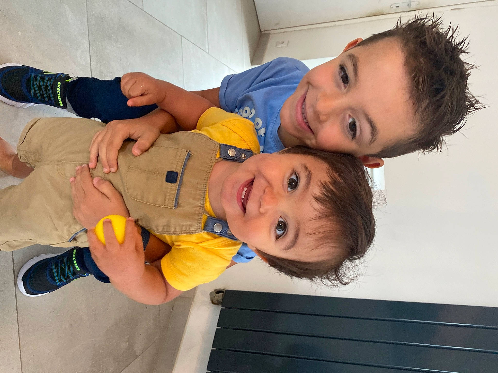 Axel a rejoint le concours — aidez-le/la à gagner de superbes lots ! baby_toddler_clothing, cheek, child, elbow, face, fun, gesture, happy, hat, joy, leisure, mouth, nose, organ, person, skin, smile, t_shirt, thumb, toddler