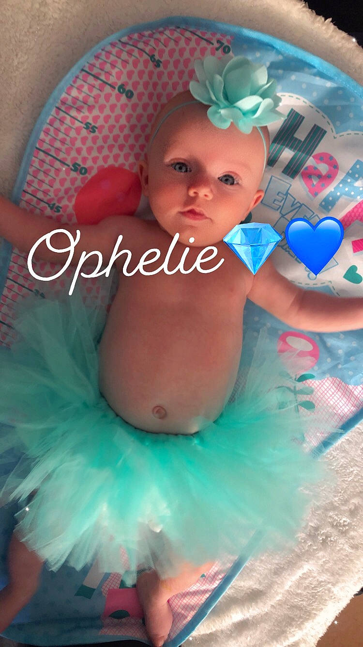 Lahna participe au concours pour gagner de l'argent avec cette photo : abdomen, aqua, baby, baby_products, baby_toddler_clothing, blue, chest, child, electric_blue, event, fashion_accessory, finger, happy, jewellery, magenta, pattern, person, pink, textile, toddler