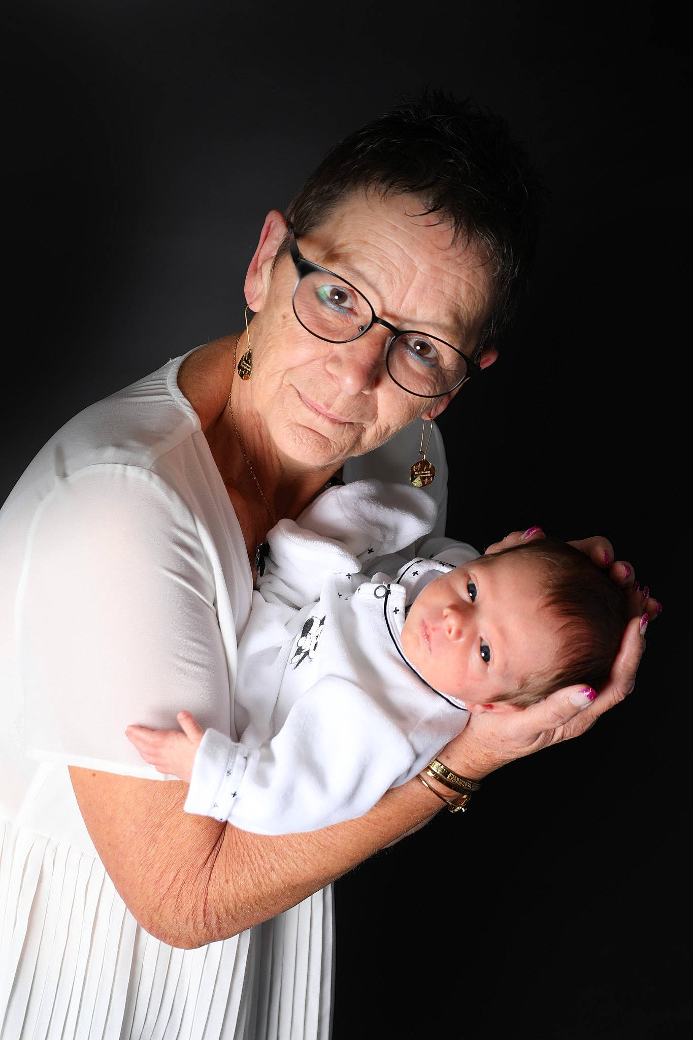 Rafaël participe au concours pour gagner de l'argent avec cette photo : arm, baby, baby_toddler_clothing, chin, comfort, couch, elbow, eyewear, facial_expression, finger, flash_photography, fun, gesture, glasses, hairstyle, happy, nose, person, skin, sleeve