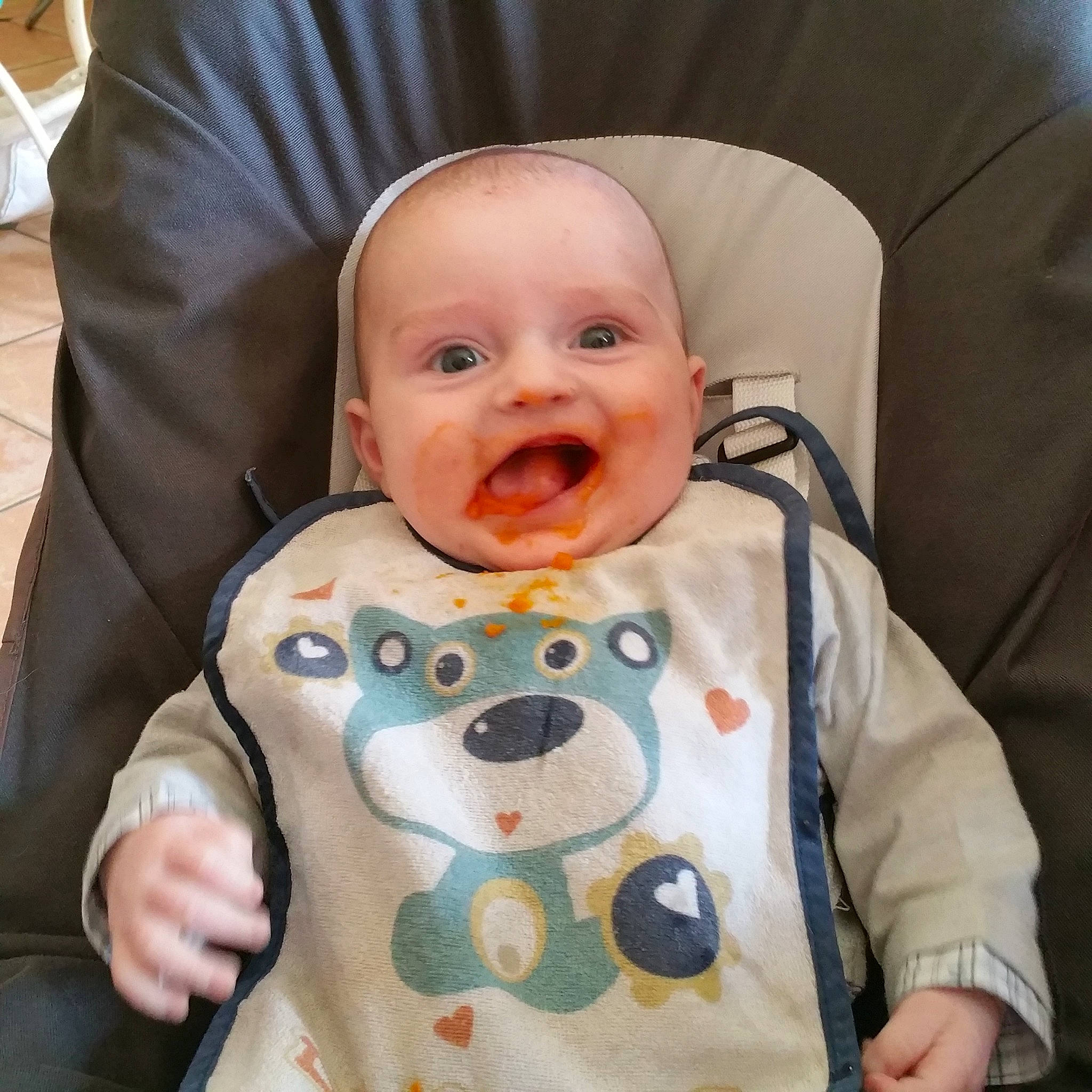 Timeo participe au concours pour gagner de l'argent avec cette photo : baby, baby_products, bib, cheek, child, head, person, product, smile, toddler