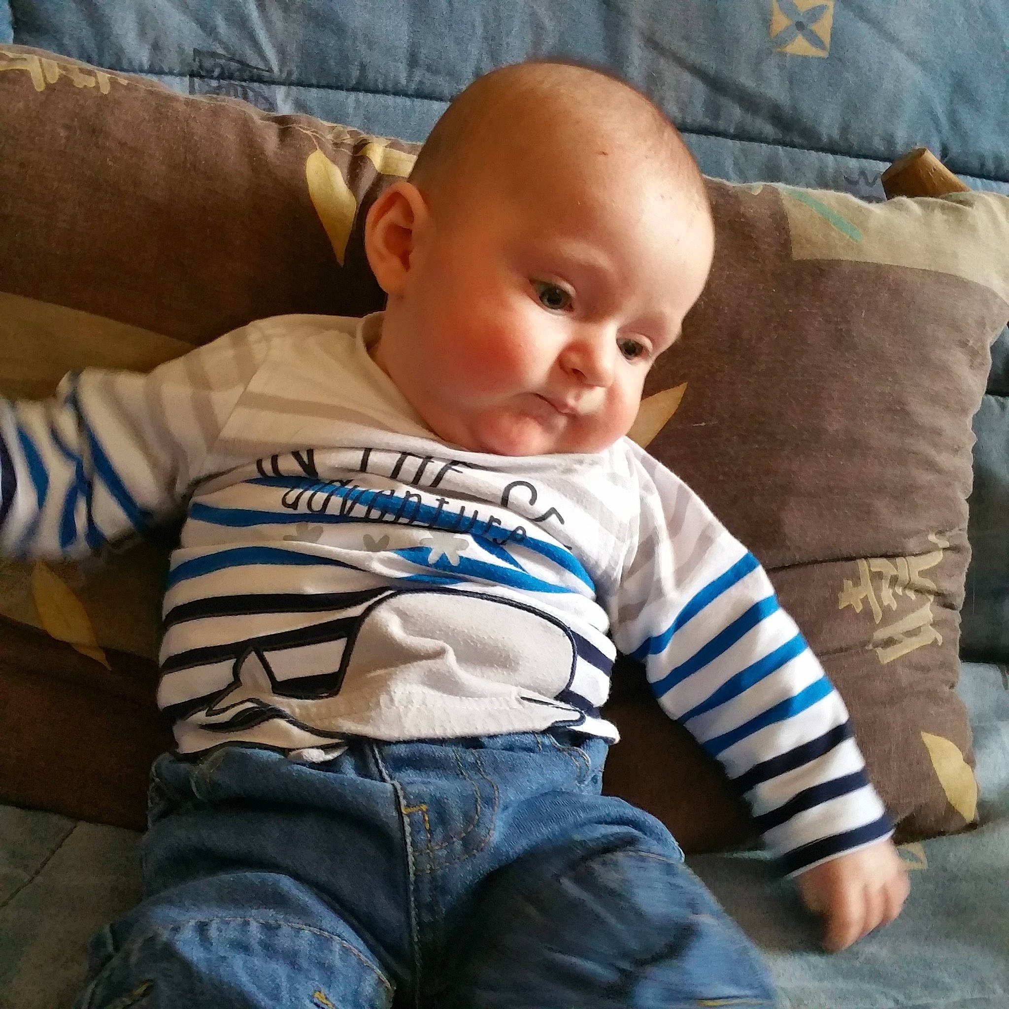 Timeo participe au concours pour gagner de l'argent avec cette photo : baby, baby_toddler_clothing, cheek, child, person, sitting, sleeve, toddler