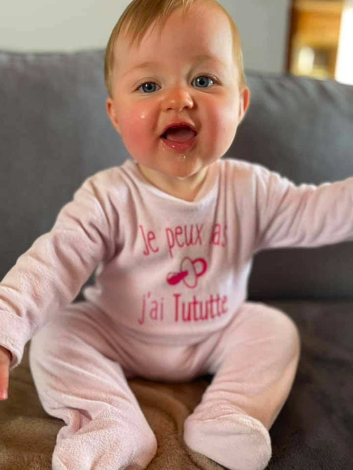 Alyäna participe au concours pour gagner de l'argent avec cette photo : arm, baby_toddler_clothing, cheek, chin, eye, face, finger, gesture, hair, happy, head, human_body, iris, lip, mouth, neck, nose, person, skin, sleeve