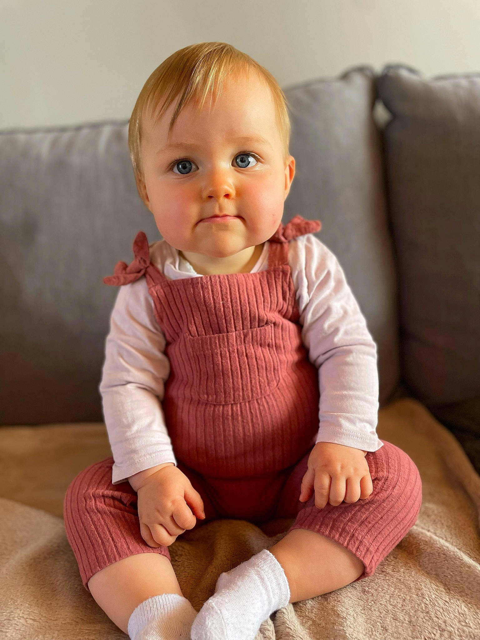 Alyäna participe au concours pour gagner de l'argent avec cette photo : baby, baby_toddler_clothing, cheek, collar, comfort, face, floor, flooring, head, human_body, human_leg, joint, knee, leg, lip, person, skin, sleeve, sock, thigh
