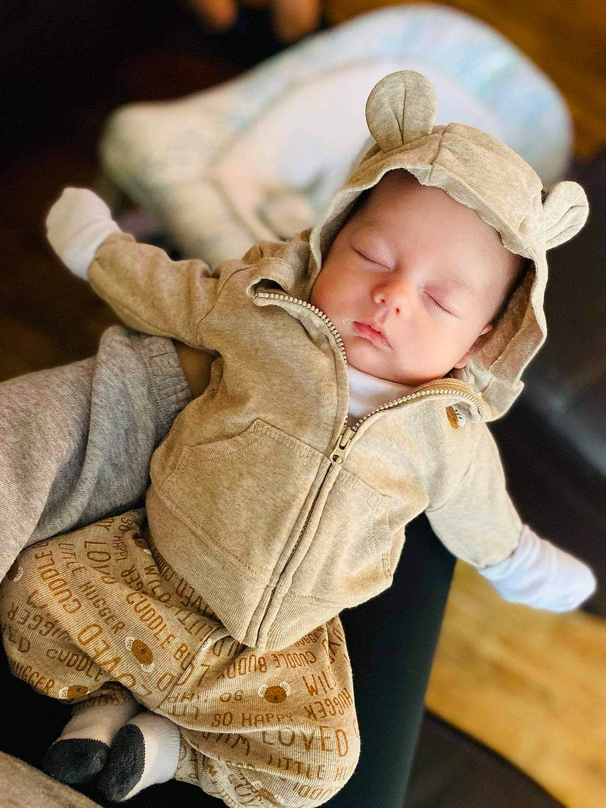 Diego is registered to the contest to win money with this photo: baby, baby_toddler_clothing, cap, child, comfort, fashion_accessory, finger, flooring, fur, gesture, glove, happy, hat, pattern, person, sitting, skin, sleeve, thumb, toddler