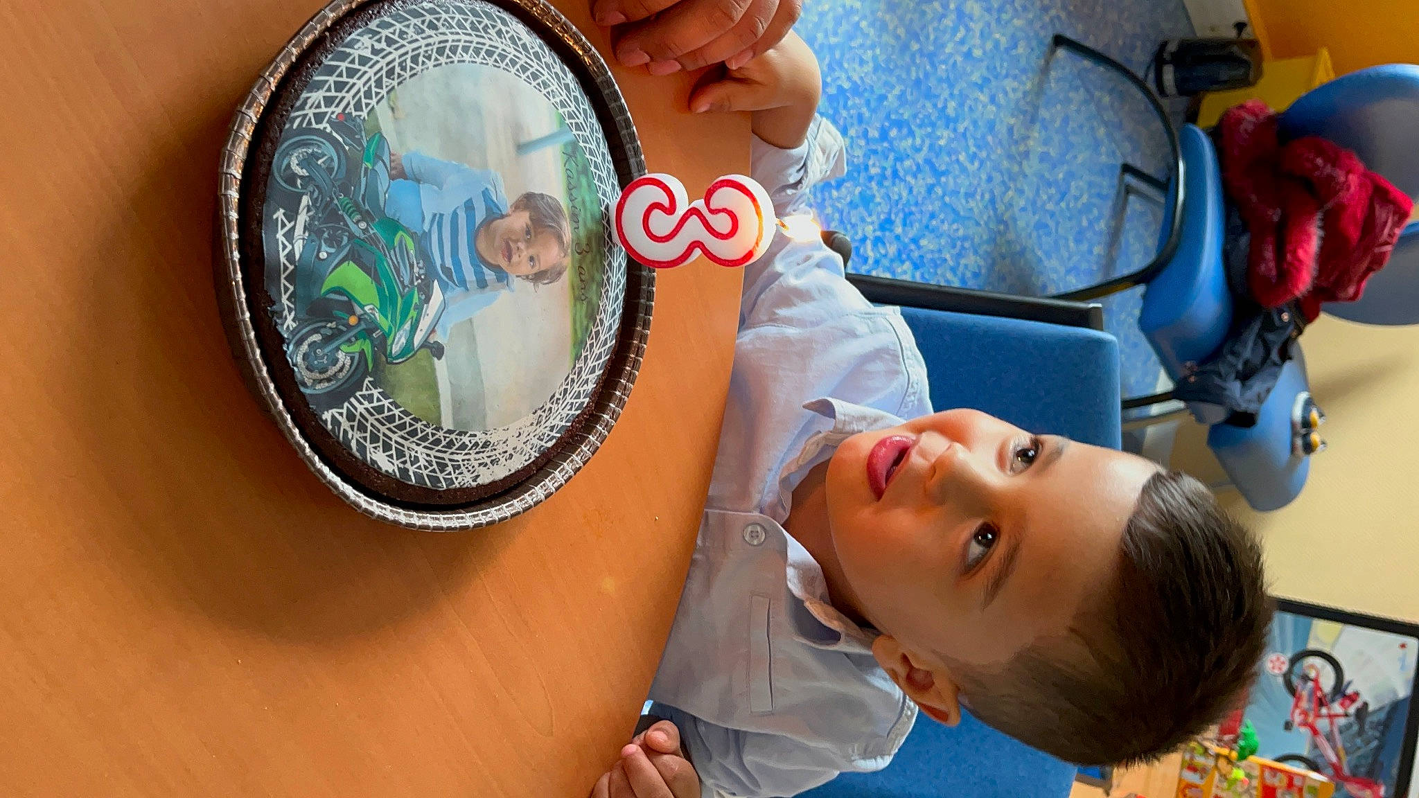 Kassim participe au concours pour gagner de l'argent avec cette photo : baby_products, chair, child, circle, cool, currency, ear, eyelash, eyewear, fashion_accessory, fun, hairstyle, happy, leisure, neck, person, room, skin, t_shirt, toddler