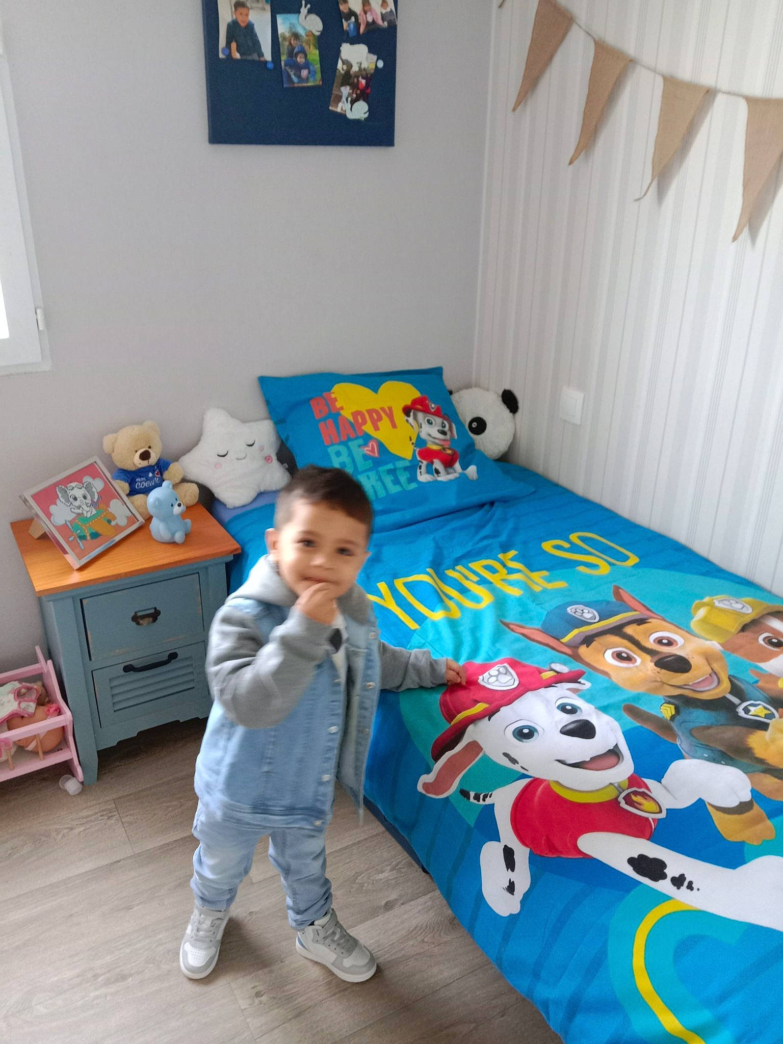 Kassim a rejoint le concours — aidez-le/la à gagner de superbes lots ! azure, bed, bed_frame, bedding, chest_of_drawers, child, comfort, drawer, floor, flooring, furniture, hardwood, joy, leisure, linens, person, picture_frame, smile, textile, toddler