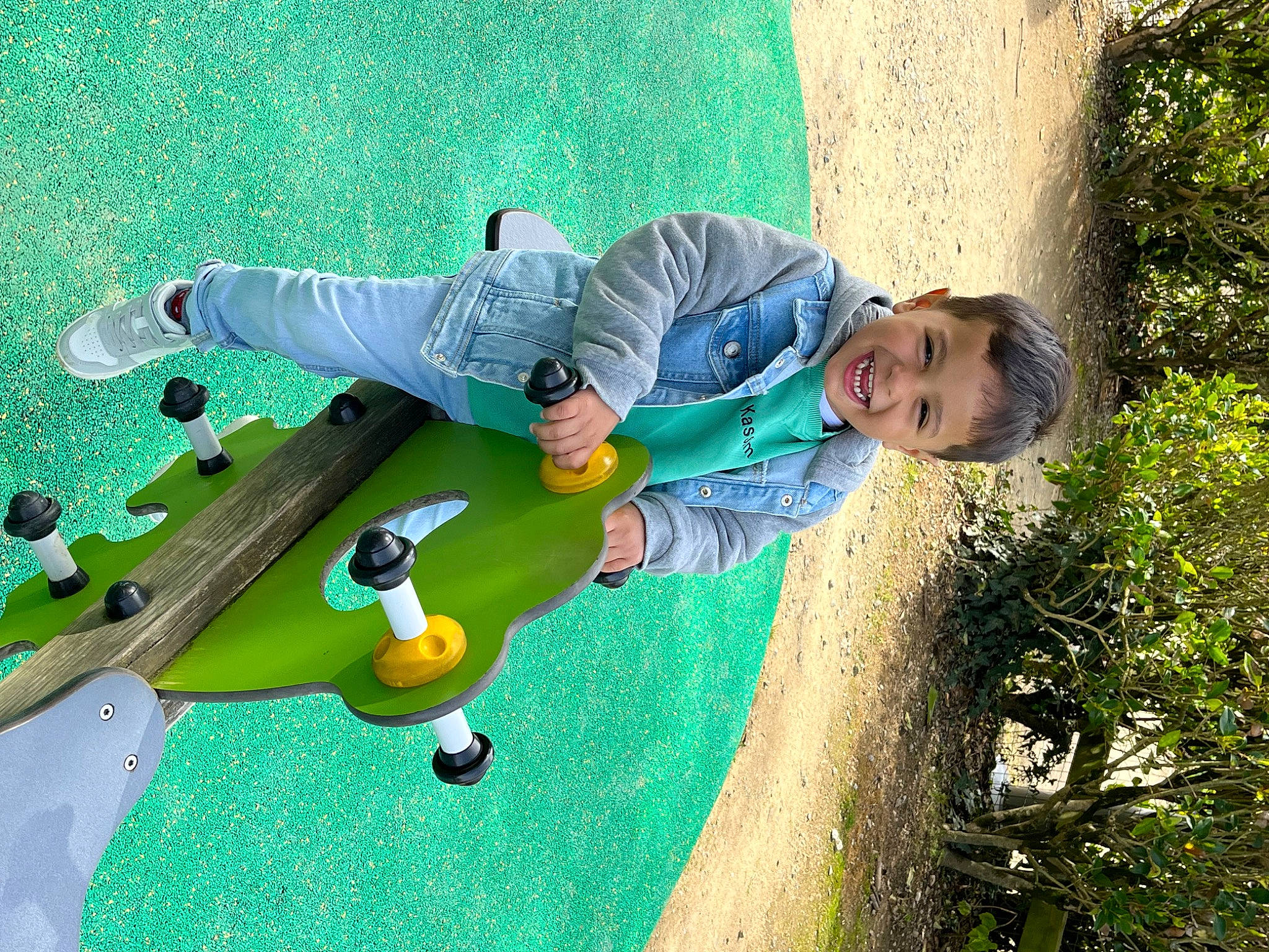 Kassim a rejoint le concours — aidez-le/la à gagner de superbes lots ! boot, child, footwear, fun, grass, green, joy, lawn, leaf, leisure, miniature_golf, people_in_nature, person, plant, play, recreation, shoe, sitting, sneakers, toddler