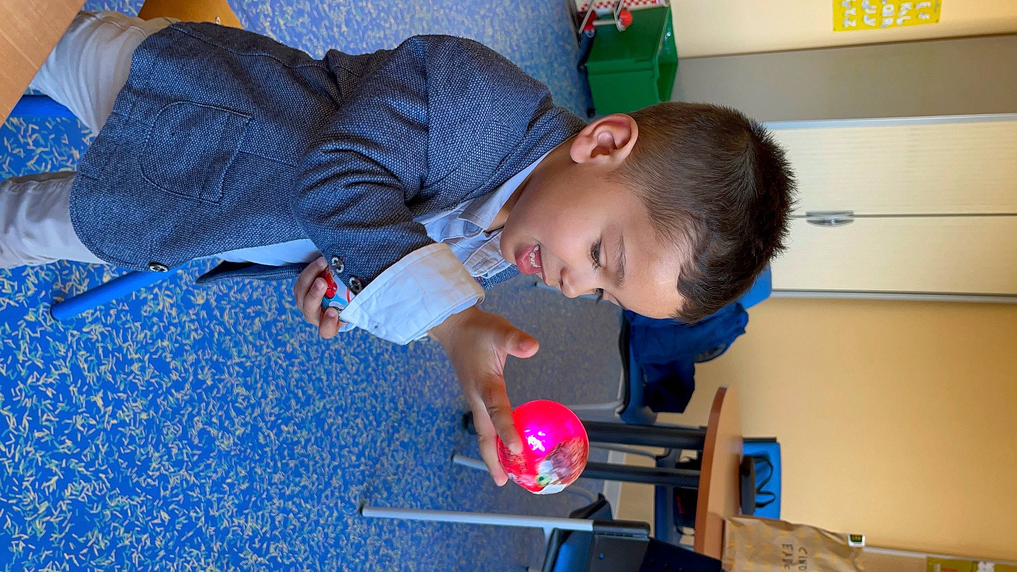 Kassim a rejoint le concours — aidez-le/la à gagner de superbes lots ! baby, baby_toddler_clothing, baby_toys, balance, child, comfort, electric_blue, flooring, fun, leisure, person, play, room, smile, toddler, toy