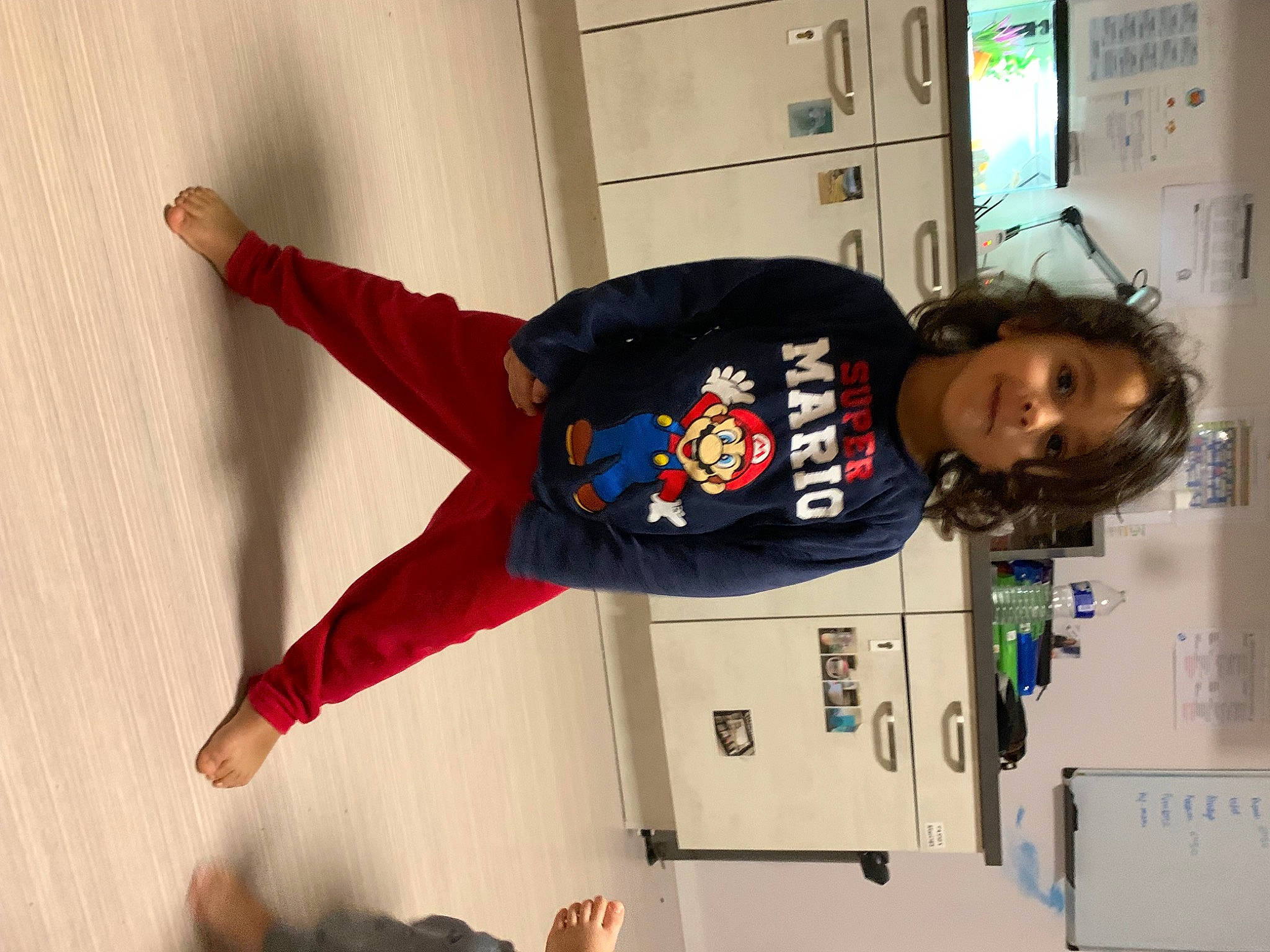 Kassim participe au concours pour gagner de l'argent avec cette photo : balance, carmine, child, door, elbow, electric_blue, flooring, fun, gesture, happy, person, room, smile, sportswear, wrist