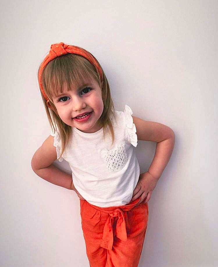 Rose participe au concours pour gagner de l'argent avec cette photo : arm, baby_toddler_clothing, bangs, chin, cool, elbow, face, flash_photography, gesture, happy, joy, lip, magenta, person, skin, sleeve, smile, standing, t_shirt, thigh