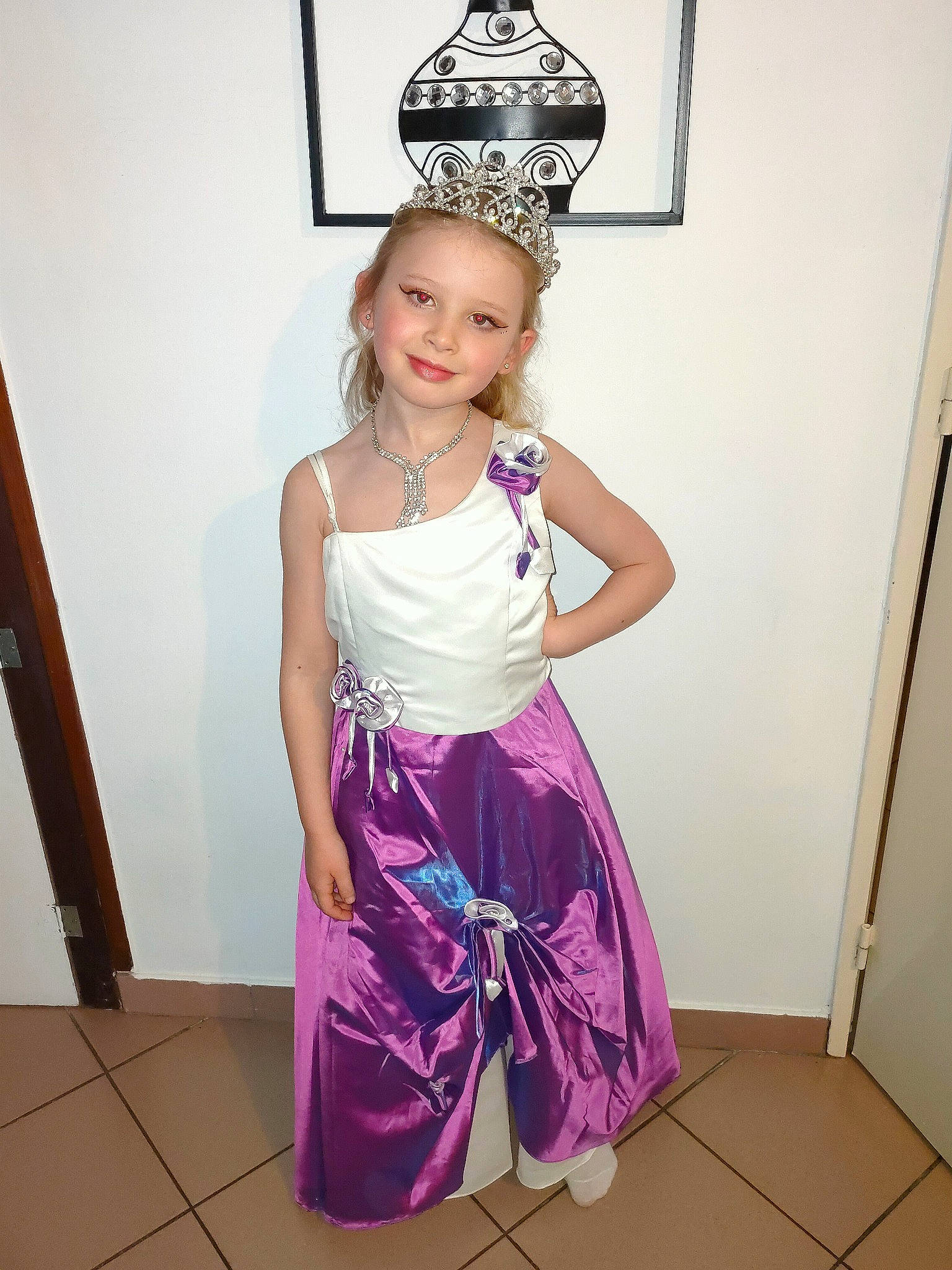 Caissy participe au concours pour gagner de l'argent avec cette photo : day_dress, electric_blue, event, face, fashion_design, flooring, formal_wear, fun, hair, happy, joy, magenta, one_piece_garment, person, picture_frame, pink, purple, sleeve, smile, toddler