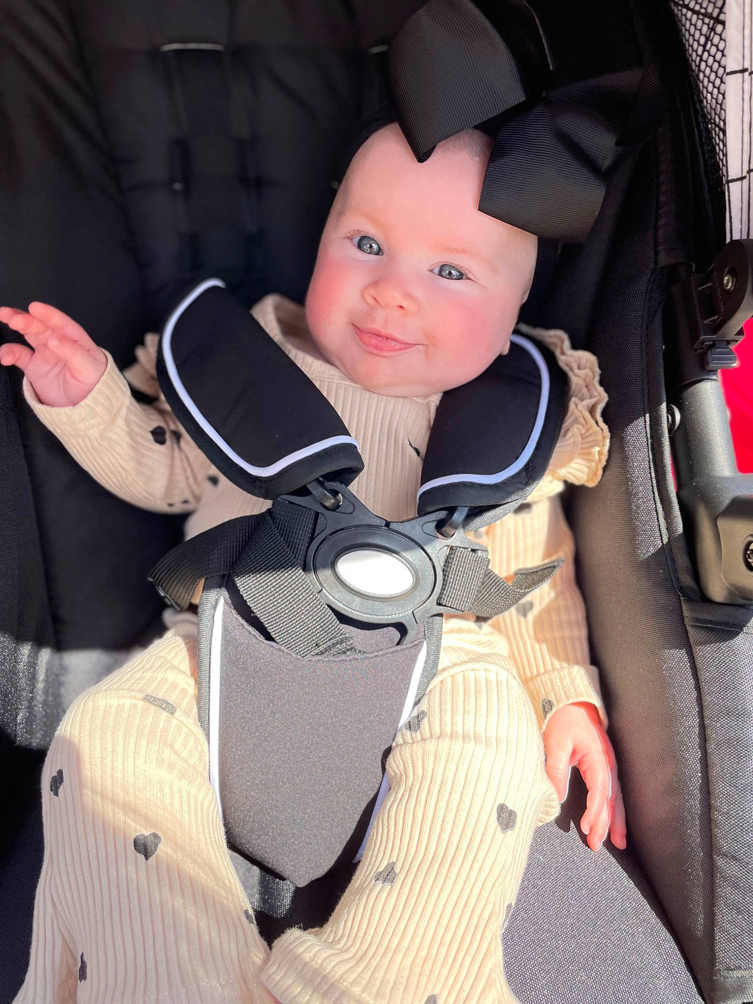 Halo is registered to the contest to win money with this photo: auto_part, automotive_design, baby, baby_carriage, baby_products, car_seat, car_seat_cover, carmine, cheek, child, comfort, fashion_accessory, gesture, head, headwear, luxury_vehicle, person, personal_protective_equipment, seat_belt, sitting