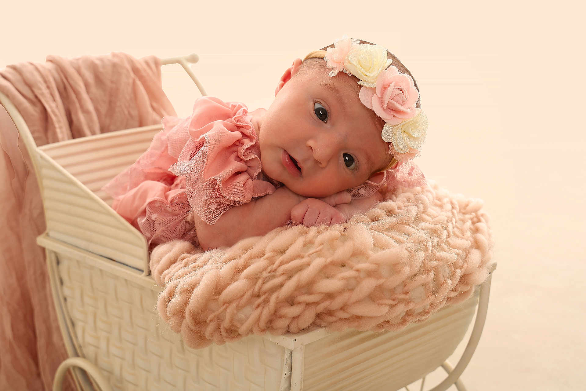 Rose a rejoint le concours — aidez-le/la à gagner de superbes lots ! baby, infant, pink, headband, flower, blanket, carriage, vintage, soft, pastel, portrait, cute, sleepy, newborn, lace, resting, cozy, child, face, hands