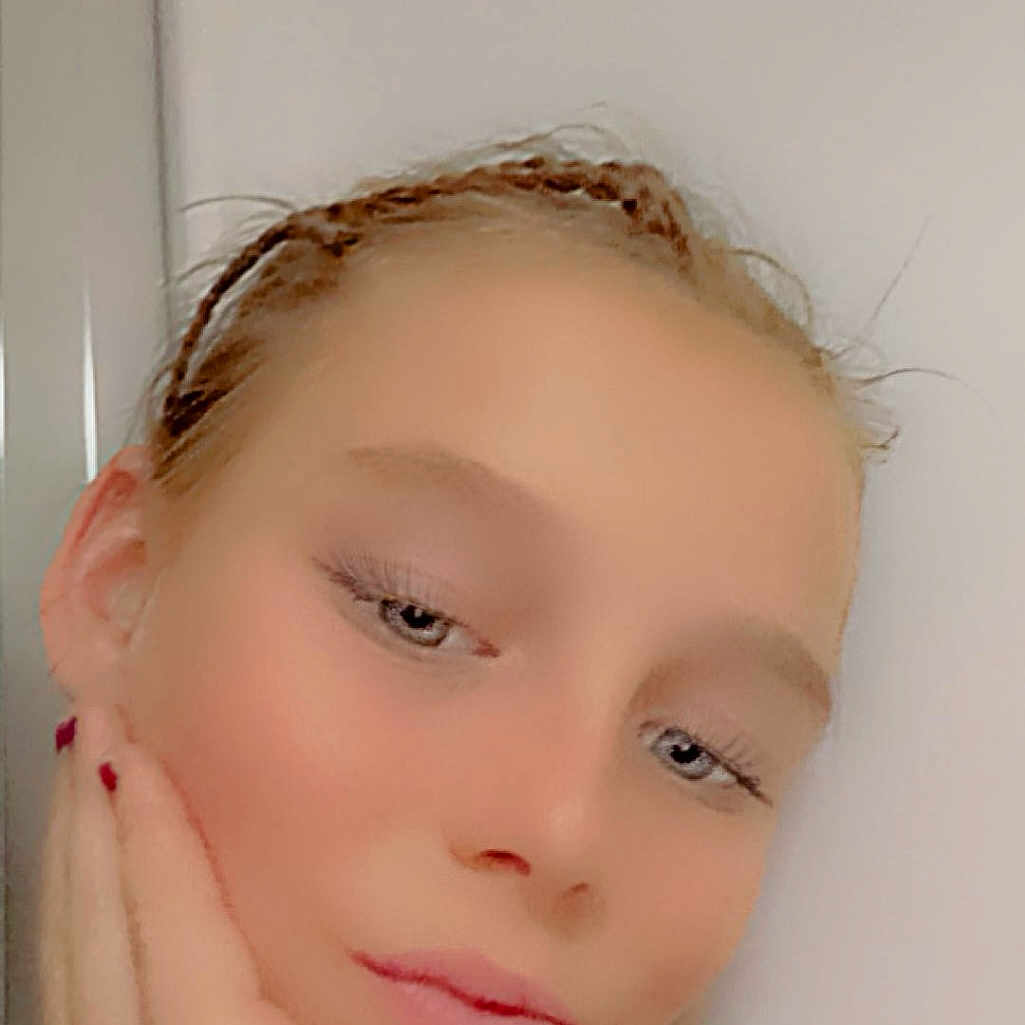 Britany a rejoint le concours — aidez-le/la à gagner de superbes lots ! accessories, baby, blonde, bodypart, cosmetics, earring, face, finger, hair, hand, happy, head, jewelry, lipstick, neck, person, photography, portrait, skin, smile