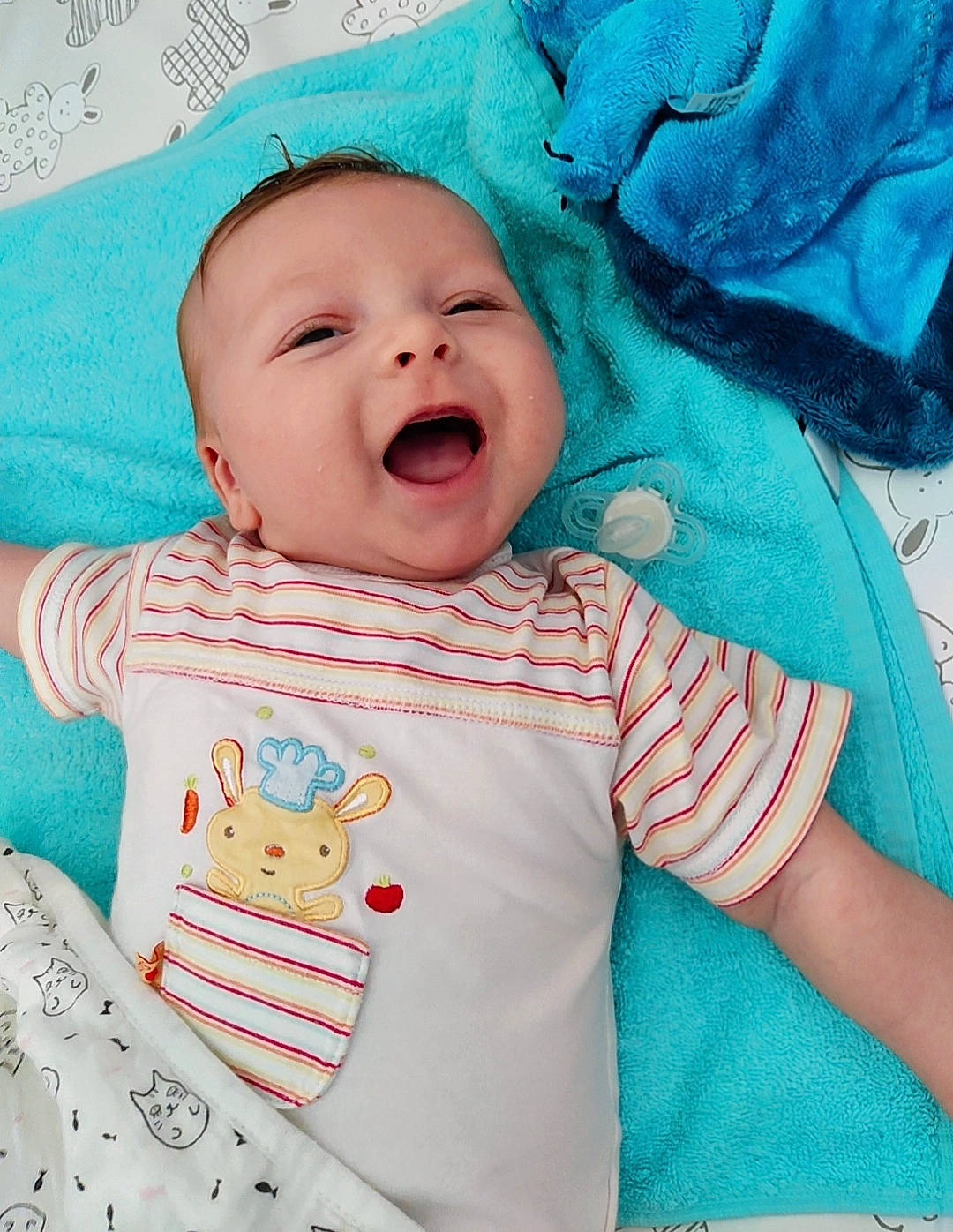 Mathéïs participe au concours pour gagner de l'argent avec cette photo : aqua, baby, baby_products, baby_sleeping, baby_toddler_clothing, blue, cheek, child, collar, comfort, green, happy, linens, pattern, person, pink, sleeve, smile, textile, toddler